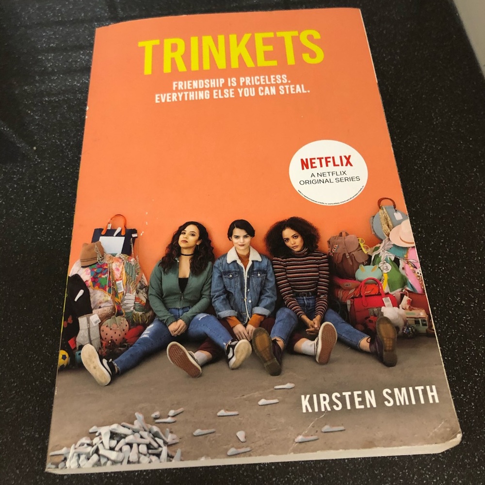 🧡 3/$12 Trinkets paperback book